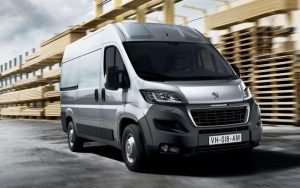 Peugeot Boxer 3 místa od r. v. 2025 - s otočným stolkem Eat & Work